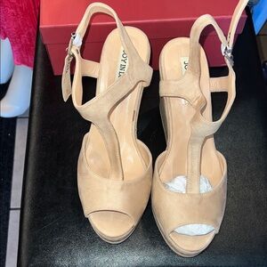 Stylish Wedge Sandals in Tan